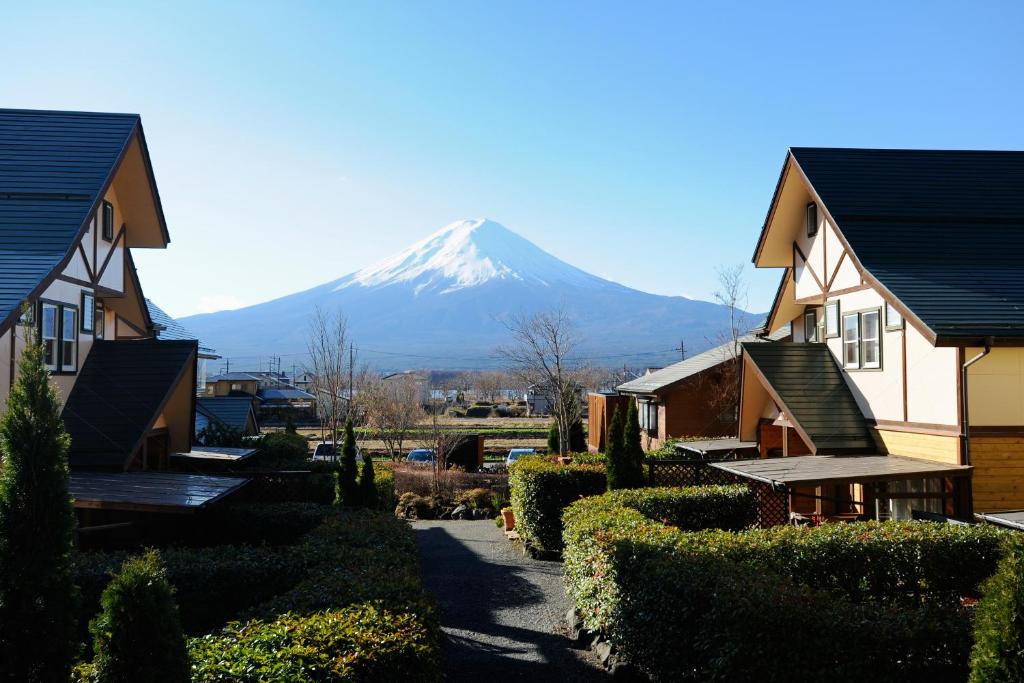富士河口湖Lake Villa 河口湖的雪覆盖的山,位于房子后面