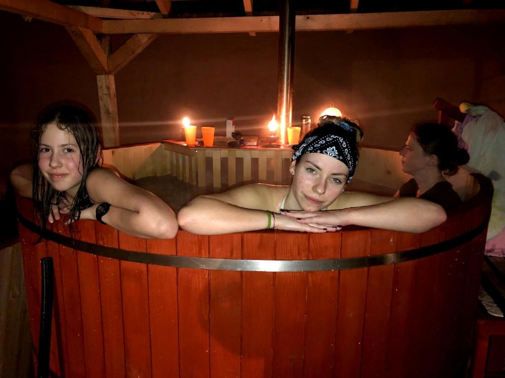 SarudÁrpád nyaralóház的三个妇女在热水浴缸中