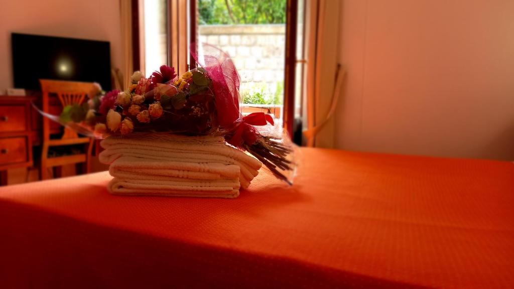 索伦托La Magnolia Sorrento - City Centre Hotel的桌上一束鲜花的书