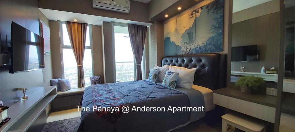 泗水The Paneya@Anderson Apartment的一间卧室设有一张大床和大窗户
