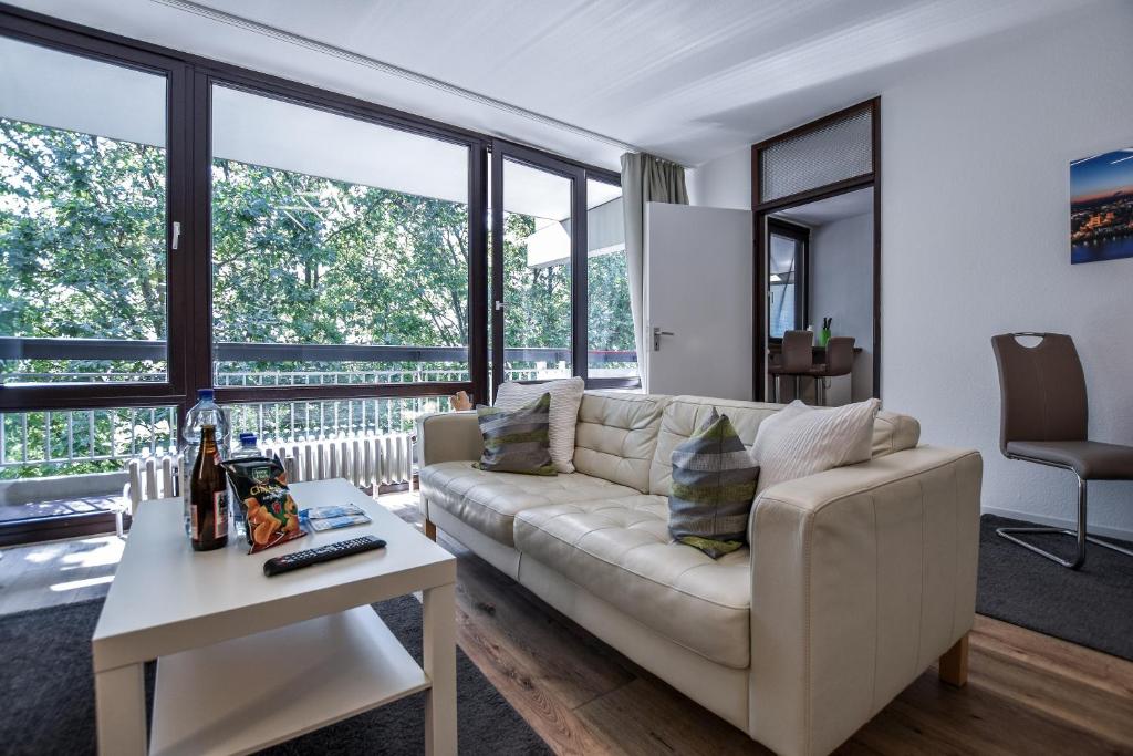 科隆Domicile Cologne的客厅配有沙发和桌子