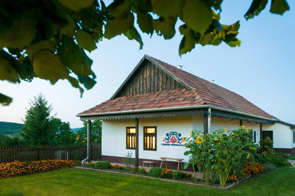 MátraverebélyCsenger Vendégházak的一间白色的小房子,有棕色的屋顶