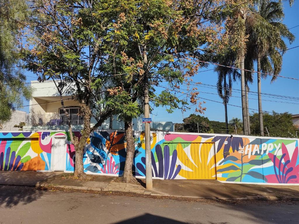 坎皮纳斯Pousada Happy Inn的街道旁涂有涂鸦的墙