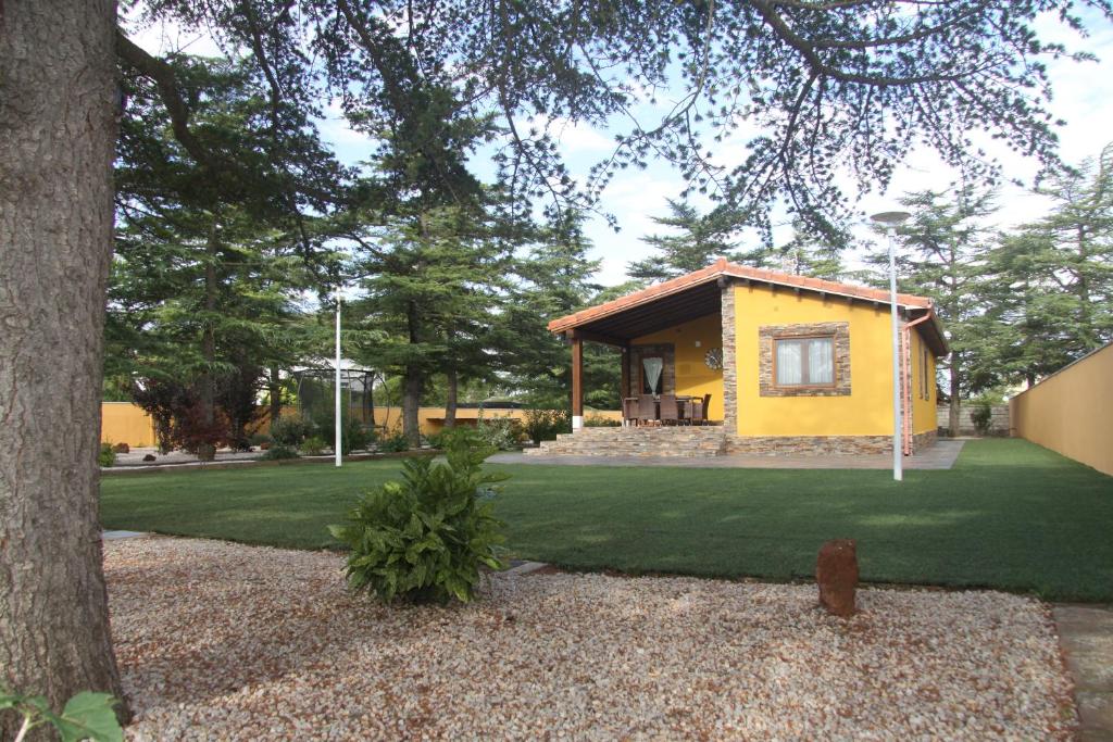 特鲁埃尔El Rincón de Guica的绿色庭院的黄色小房子
