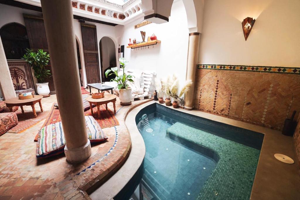 马拉喀什艾丽马拉喀什旅馆的房屋中间的游泳池
