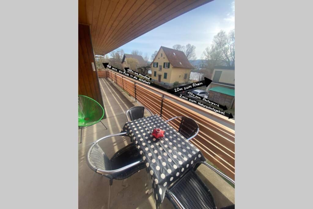 施泰因Familien-Haus,Garten,Grill,20m zum Rhein的美景阳台配有桌椅