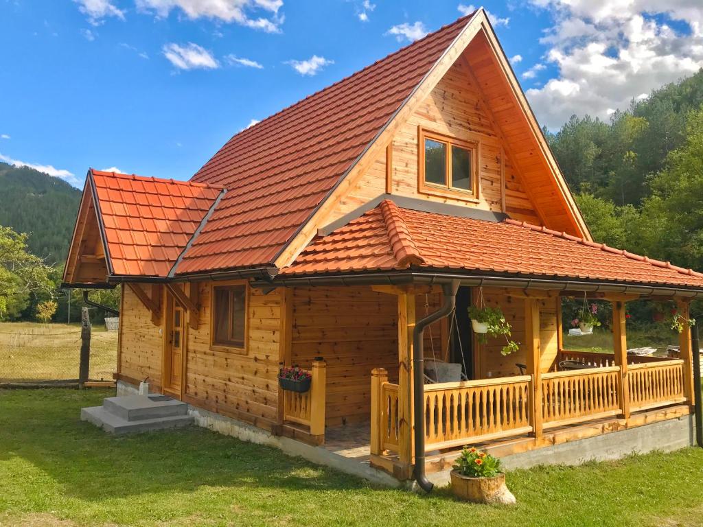 莫克拉戈拉Apartmani D&S的小木屋,带橙色屋顶
