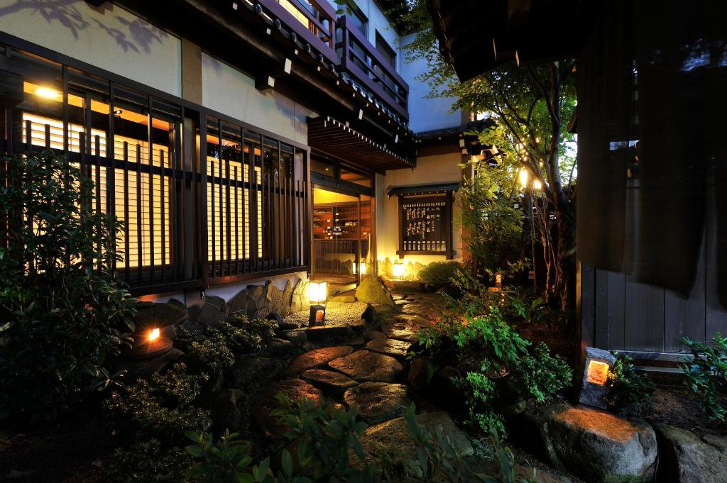 高山Hida Takayama Hodakaso Yamano Iori的亚洲房屋,在晚上设有花园