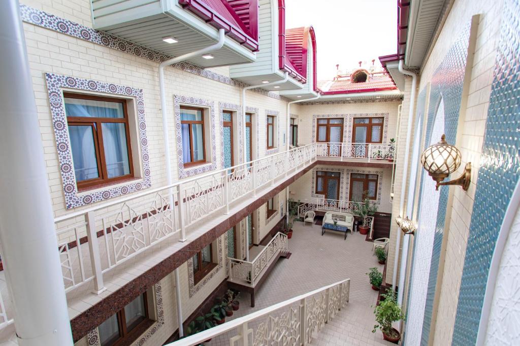 撒马尔罕Registon Saroy Hotel的旧建筑中一个空的走廊,有窗户