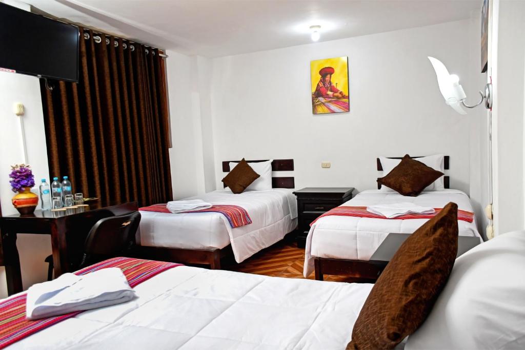 马丘比丘Peru Coca B&B Machupicchu的酒店客房配有两张床和一张书桌