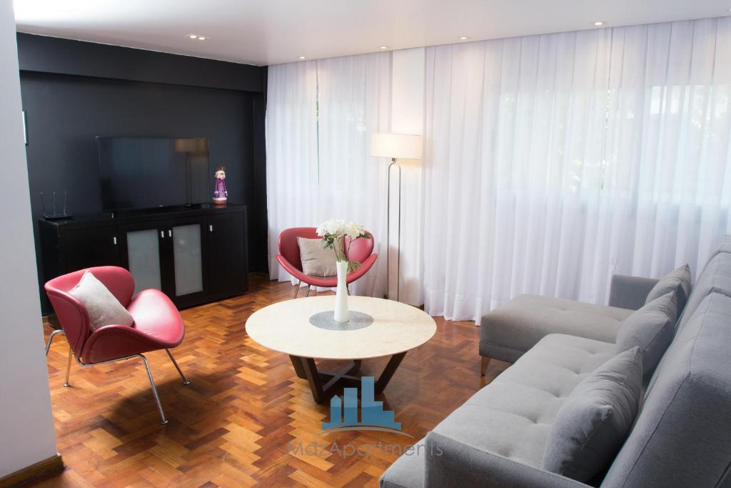 门多萨Mdz Apartments II的客厅配有沙发、椅子和桌子