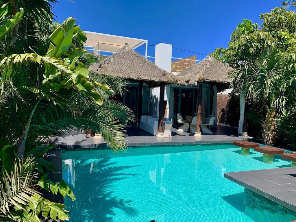 圣何塞德萨塔莱阿Ibiza style house,6 pers, luxury,with private pool的别墅前的游泳池