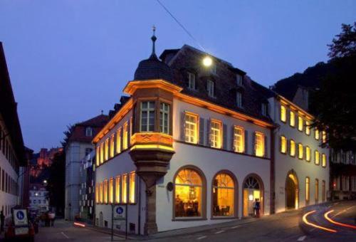 海德堡海德堡艺术酒店的夜空在城市街道上被点燃的建筑物