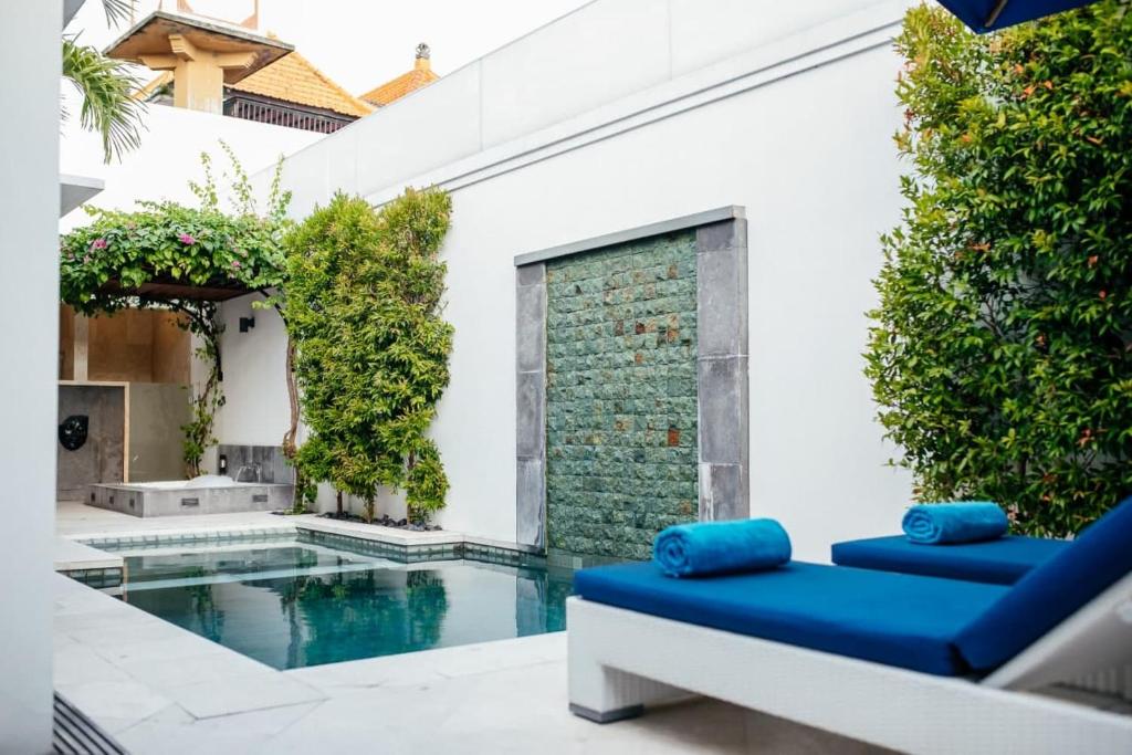 塞米亚克卡米尔别墅的一个带游泳池和蓝色家具的户外庭院
