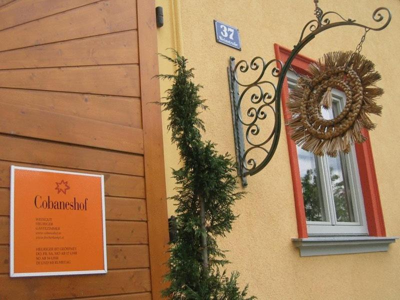 Gobelsburg科班肖夫农家乐的一座建筑物的侧面上带有圣诞树的标志