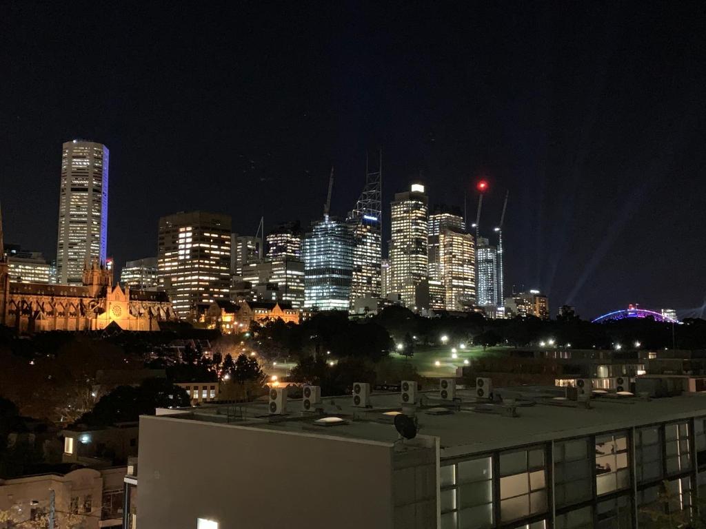 悉尼Inner City Harbour Views With Parking的享有城市天际线的美景。