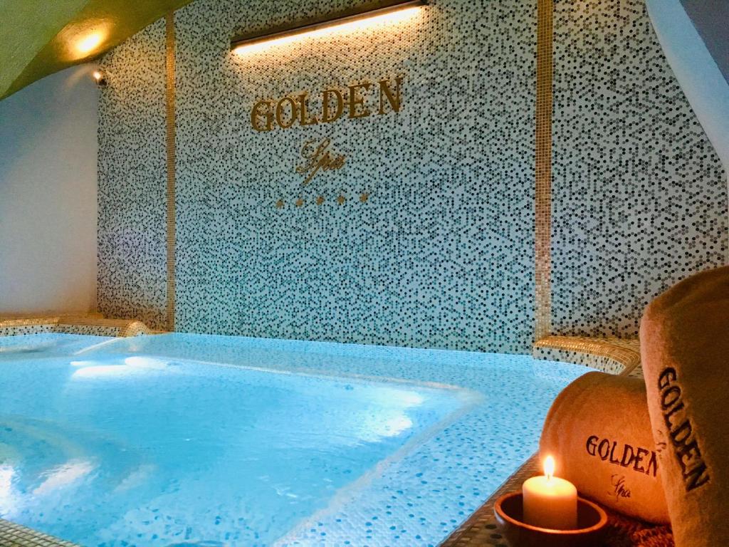 佛罗伦萨金塔温泉酒店的一个大游泳池,在房间内有蜡烛