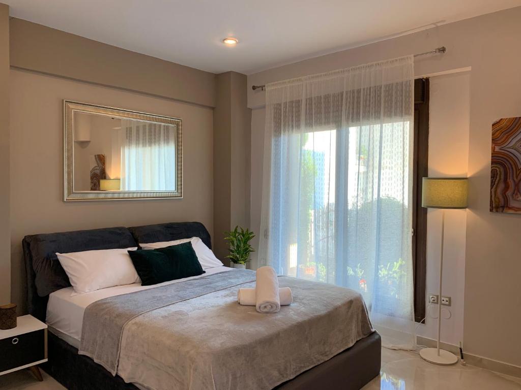 塞萨洛尼基Antony Luxury Suite in Thessaloniki的一间卧室设有一张大床和大窗户