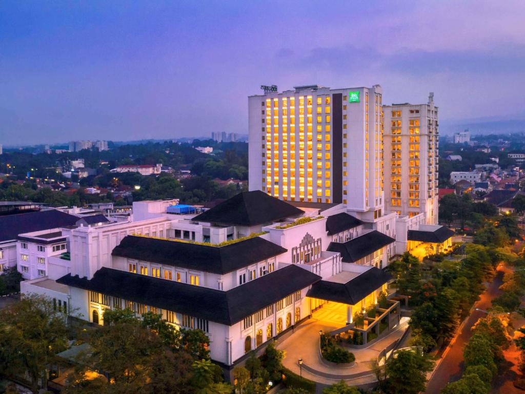 万隆ibis Styles Bandung Grand Central的一座城市里灯火通明的大建筑