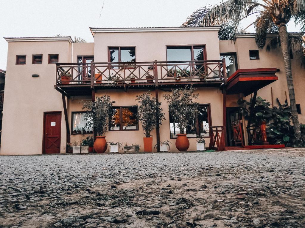 圣佩德罗Hotel Los Pinares的前面设有阳台的房子