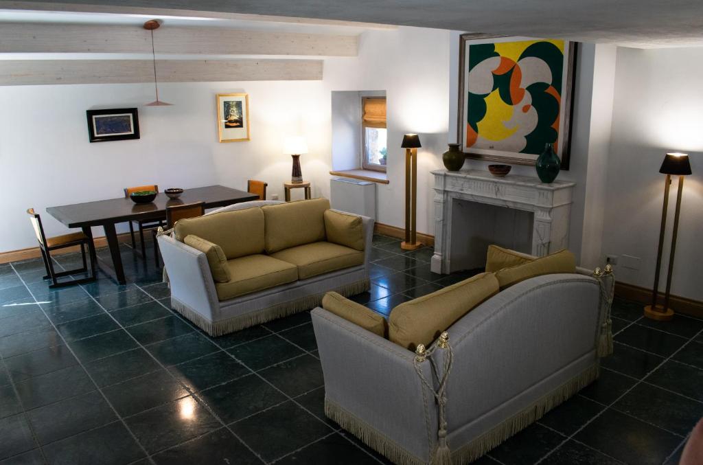 Vaglio di BasilicataRESIDENZA BALIOS的带沙发、桌子和壁炉的客厅