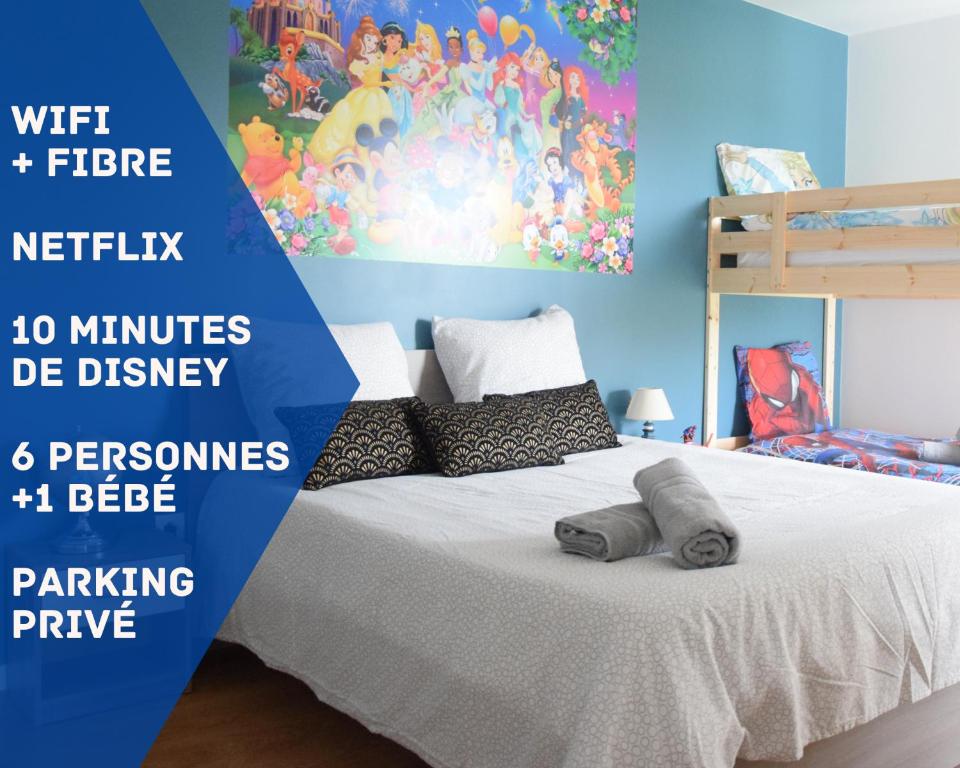 蒙泰夫兰Grand Appartement Dreams的一张带一张床和一幅画的卧室的海报