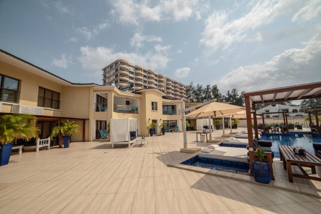 蒙巴萨Jumeirah Beachfront的一座带游泳池和大楼的度假村