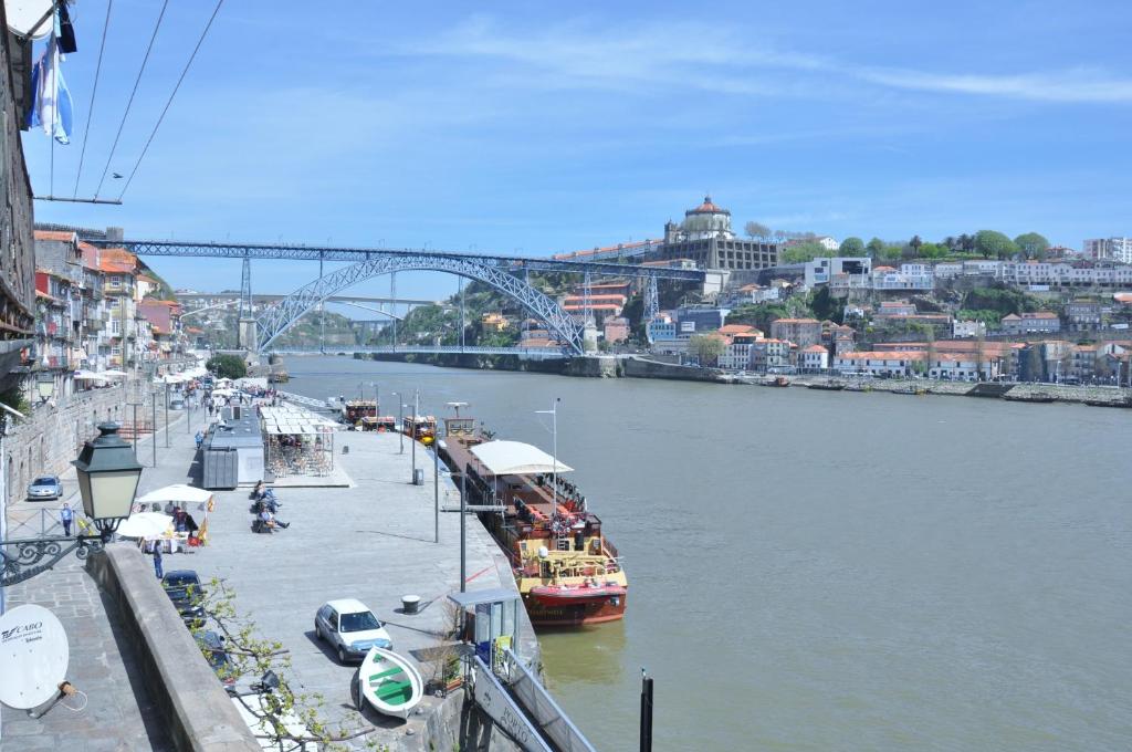 波尔图RIBEIRA by YoursPorto的船停靠在河上,有桥