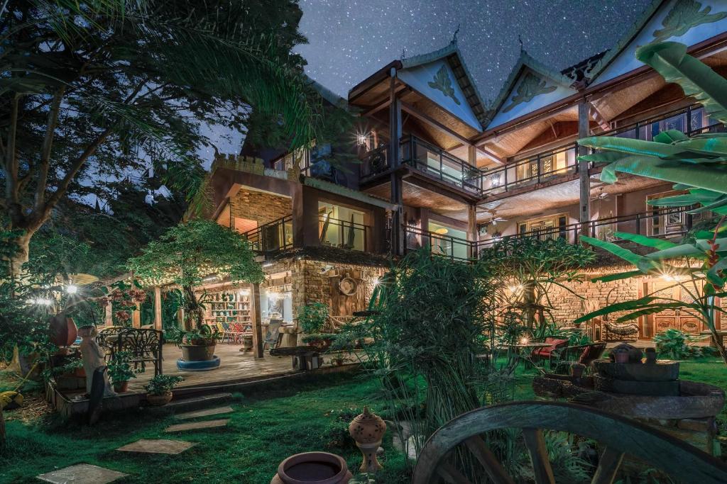 景洪市享自在独立设计度假艺墅（免费接送机）的一座大房子,晚上有院子