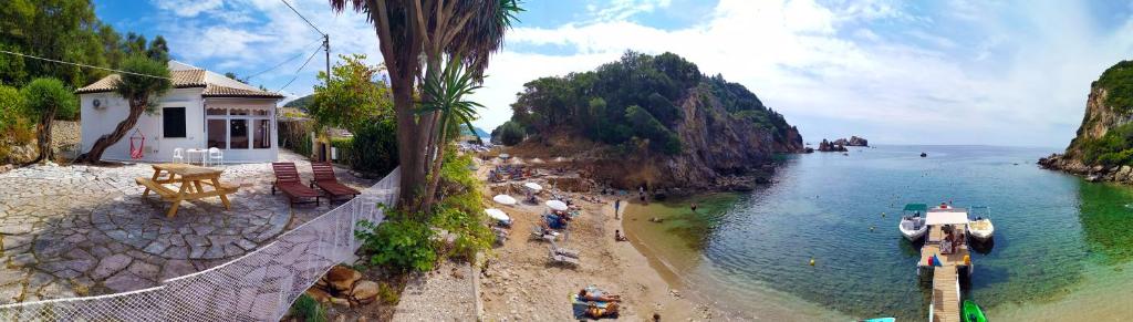 帕莱欧卡斯提撒Ampelaki Blue的享有海滩美景,在水中划船