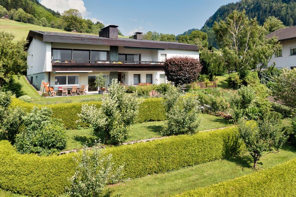 布鲁登茨Panoramavilla Bludenz by A-Appartments的山丘上带花园的房子