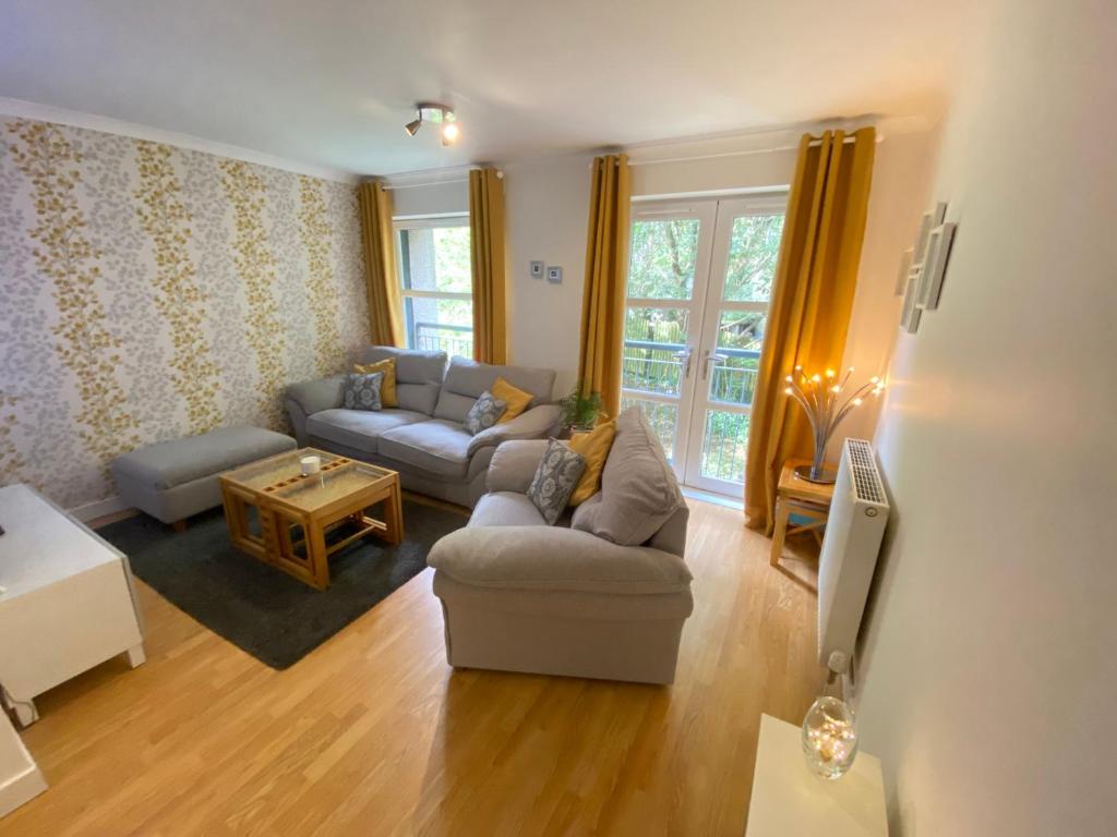 佩斯利Paisley Central Apartment的客厅配有沙发和桌子