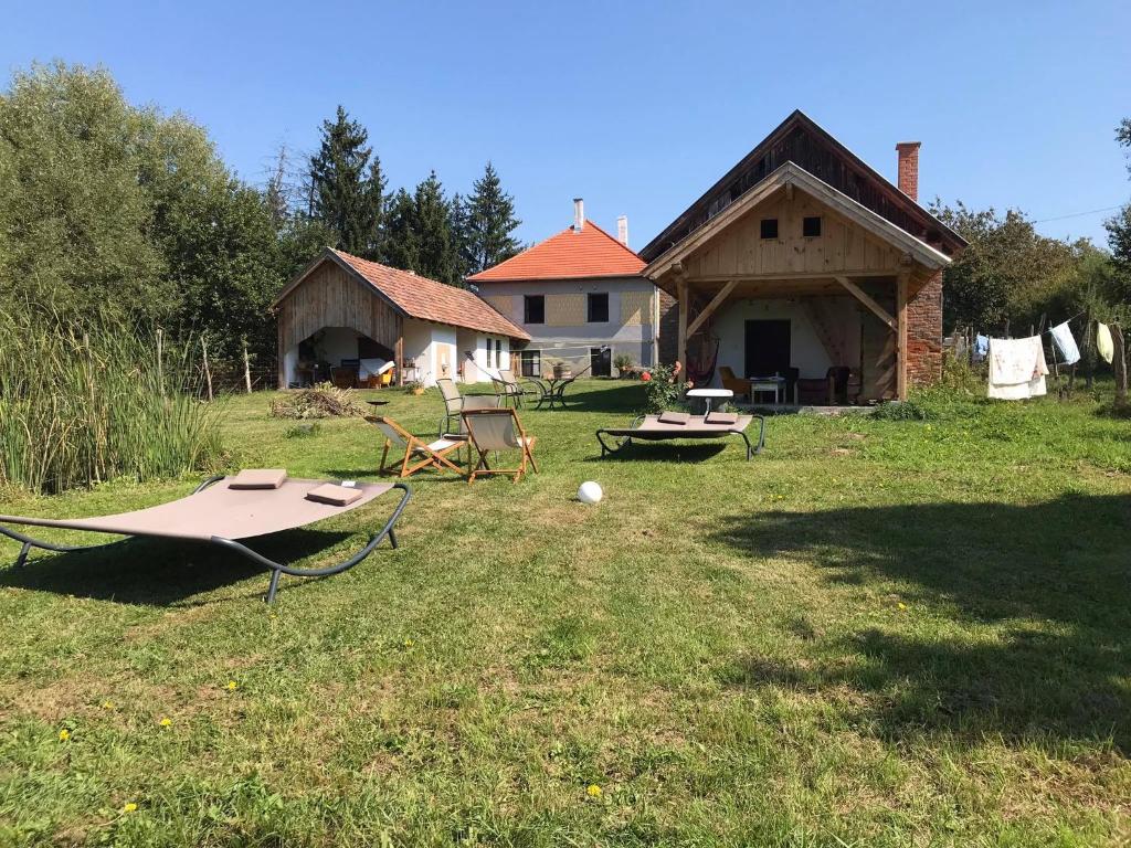 Szalafő100 Bárányos的一个带野餐桌和房子的院子