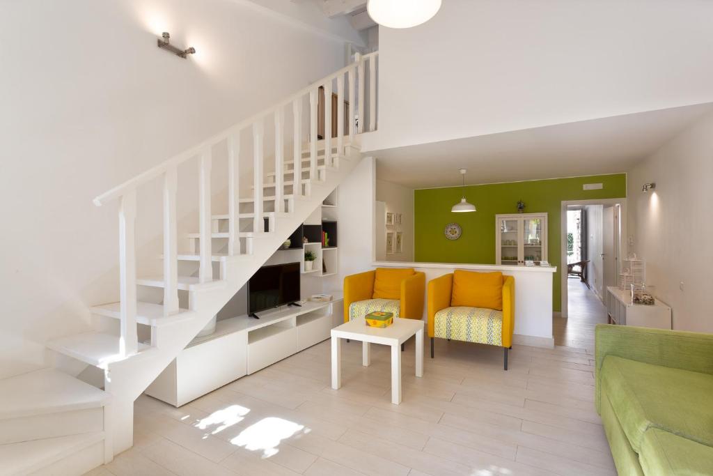 多纳卢卡他"Le Casette di Ninetta" - Casa vacanza Casmene的客厅设有楼梯和黄色沙发