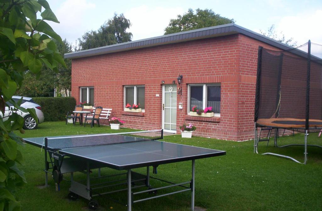 MaltzienFerienhaus-Bender-Rügen的砖楼前的乒乓球桌