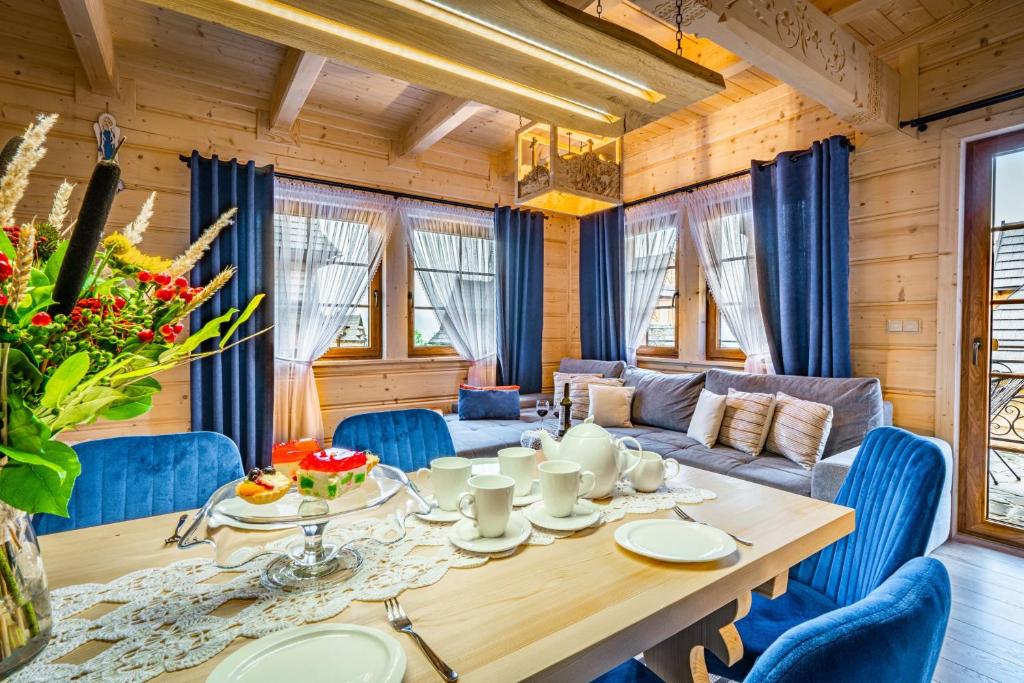 考斯赛力克Smrekowy Domek的一间带桌子和蓝色椅子的用餐室