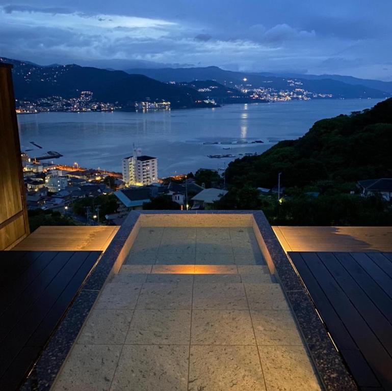 热海优米诺哈娜酒店的建筑在晚上可欣赏到水景