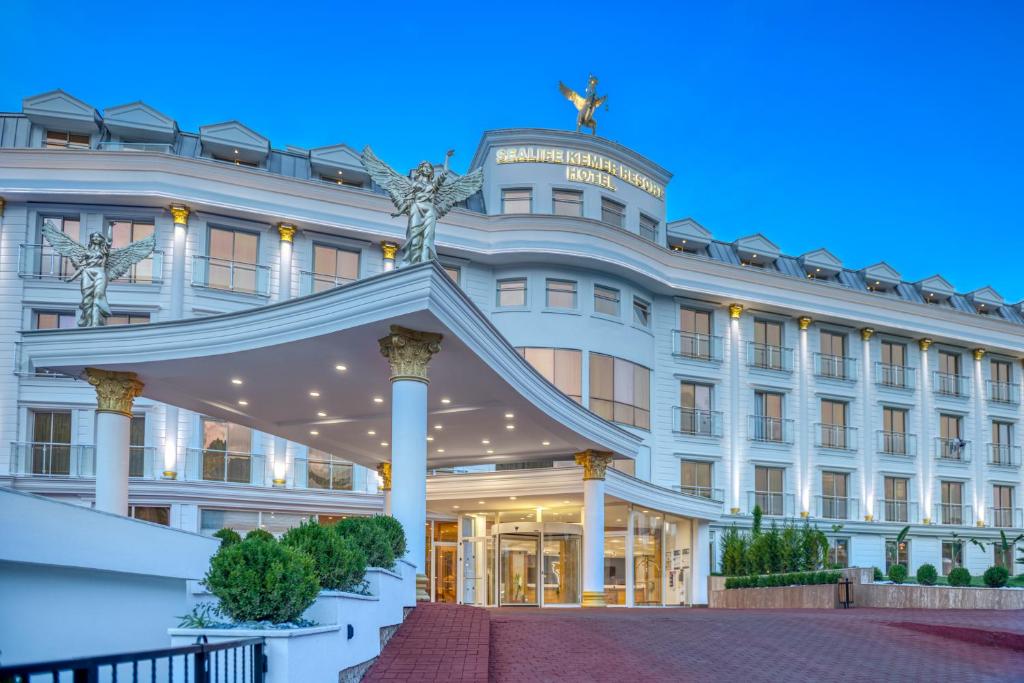 凯麦尔Sealife Kemer Resort Hotel - Ultra All Inclusive的酒店前方的 ⁇ 染
