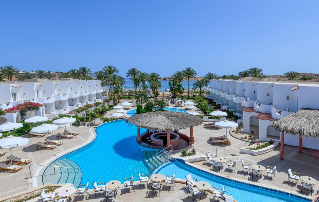 沙姆沙伊赫Iberotel Palace - Adults Friendly 16 Years Plus的享有酒店和游泳池的空中景致