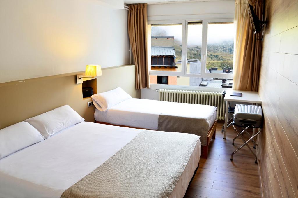 帕斯底拉卡萨Hotel Terranova的酒店客房设有两张床和窗户。