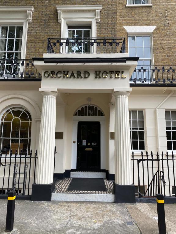 伦敦Orchard Hotel的帝国酒店前门的入口,有柱子