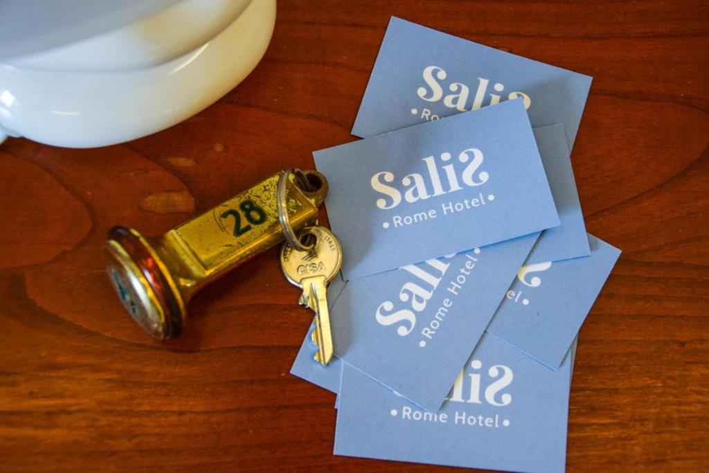 罗马Hotel Salis的坐在桌子上的一对钥匙