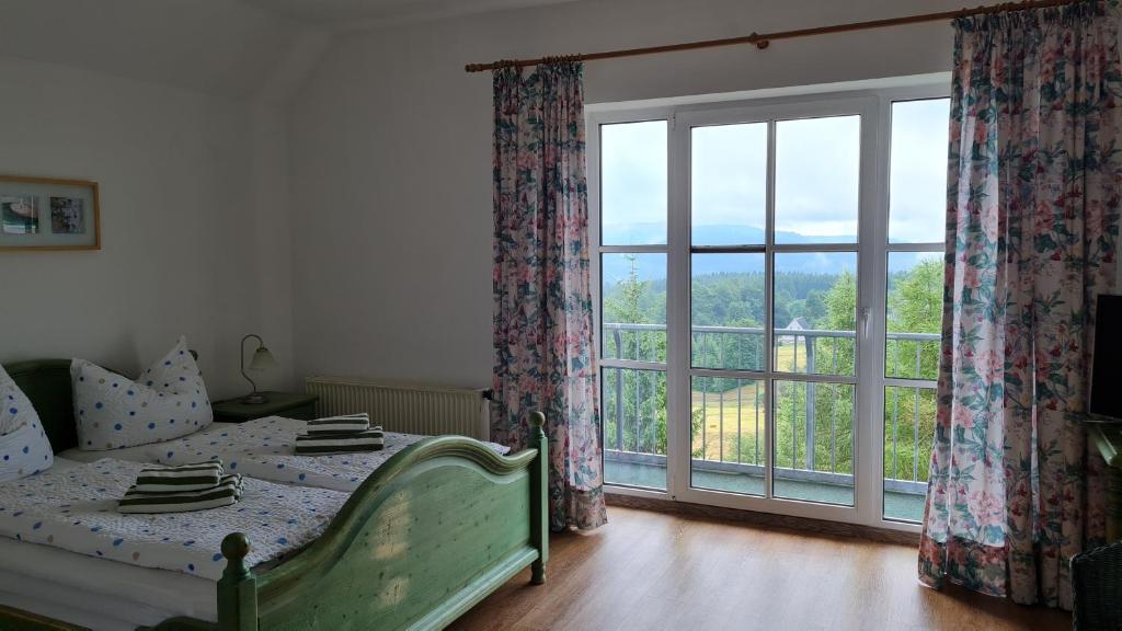 马瑟尔贝格Pension Breitenborn的一间卧室设有一张床和一个大窗户