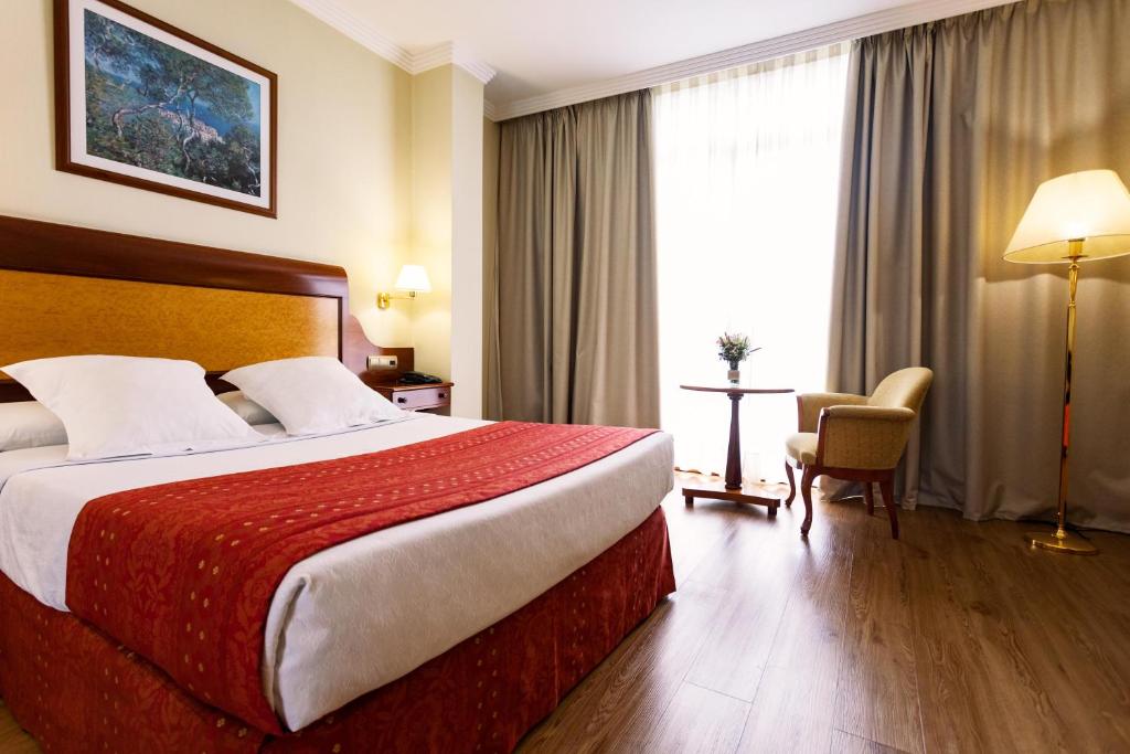 费罗尔德费罗尔大酒店的一间设有大床和窗户的酒店客房