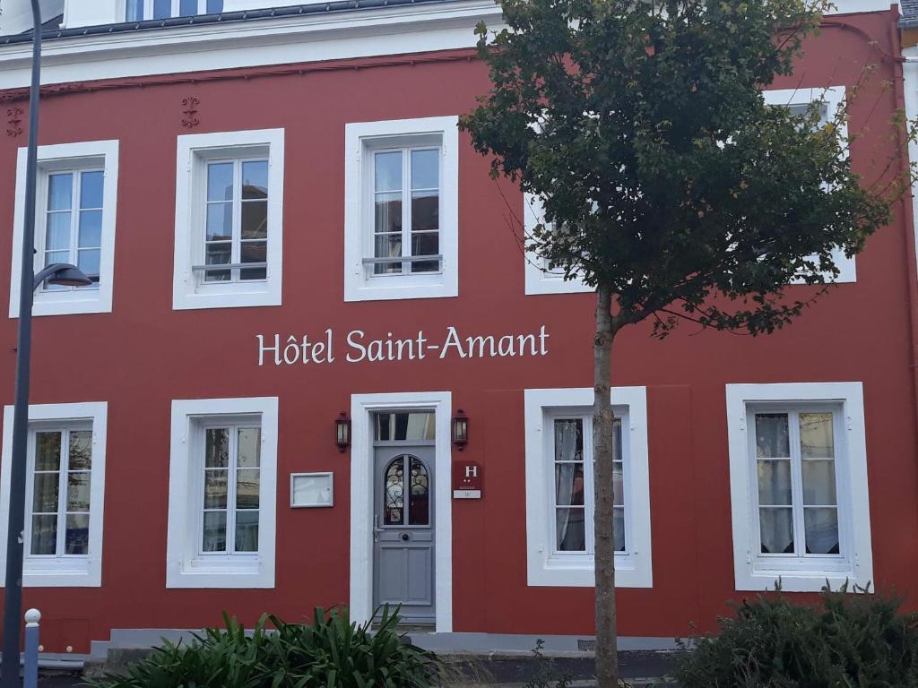 勒帕莱圣阿曼特酒店的一座红色的建筑,有哈德逊的圣人