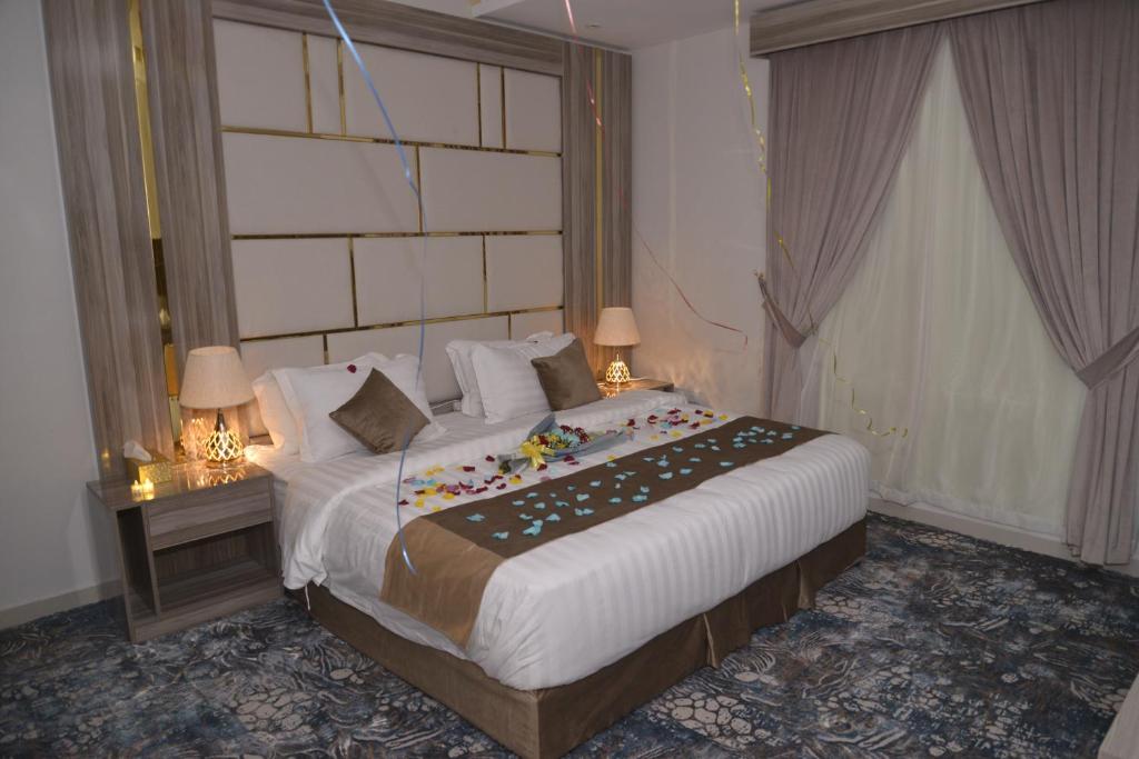 吉达Lavana Sari的一间卧室配有一张大床、两盏灯和两扇窗户