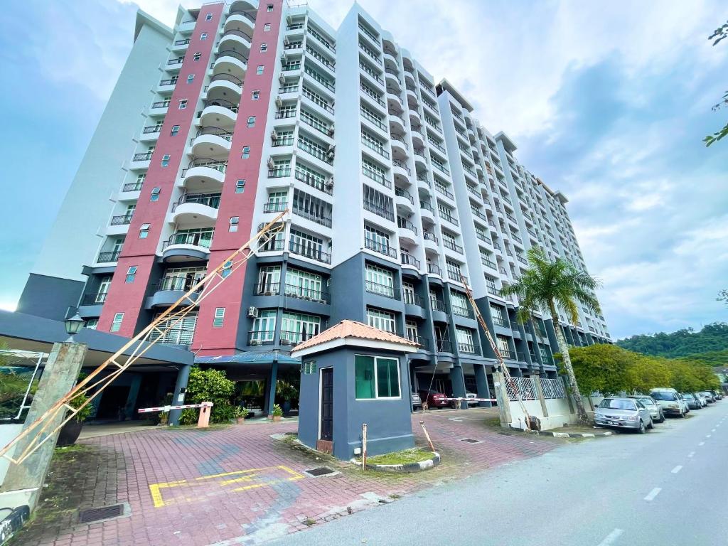 瓜埠Century Suria Aparment Langkawi by Zervin的一座大型公寓楼,前面有棕榈树