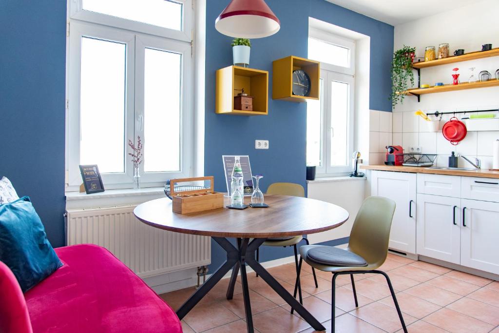 开姆尼茨Apartment mit Industriecharme/ Netflix + WIFI & zentrumsnah的一间厨房,里面配有桌椅