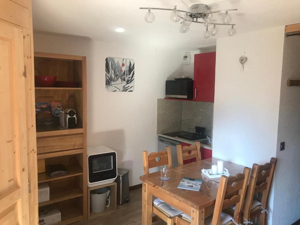 马尼戈Appartement T2 col de Merdassier au pied des pistes的一间带桌椅的用餐室和一间厨房