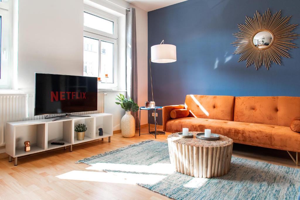 开姆尼茨Stilvolles Apartment mit Balkon / Netflix + WIFI & zentrumsnah的带沙发和电视的客厅